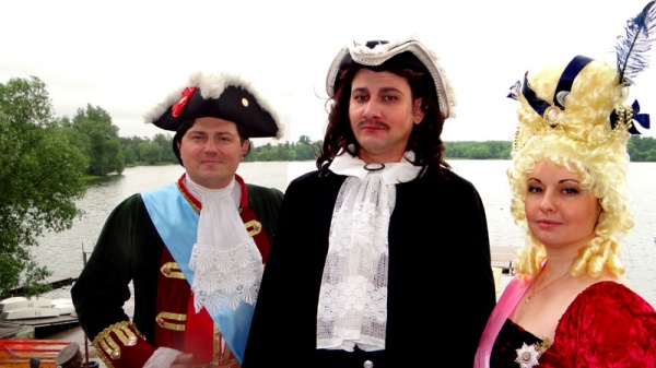 Слева направо: Князь Александр Меньшиков, Петр Первый (Царь), Екатерина Первая (императрица).