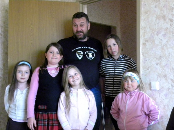 Руководитель мозаичного центра Романов Дмитрий Анатольевич со своими учениками