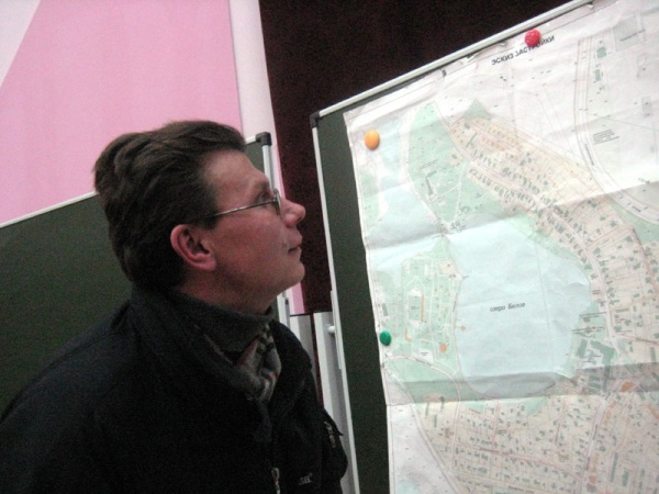 Алексей знакомится с планом реконструкции Косино. 2008 год.