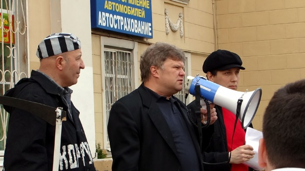 Председатель партии "Яблоко" Сергей Митрохин у микрофона
