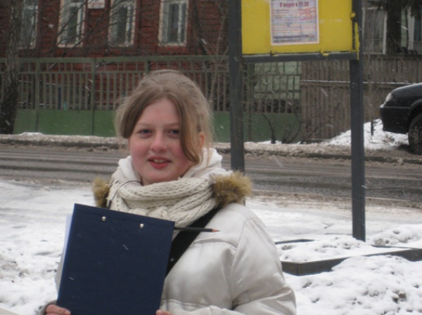 Девушка в белом пальто. 2008 год.