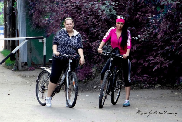 Полина и Юля на велосипедной прогулке
