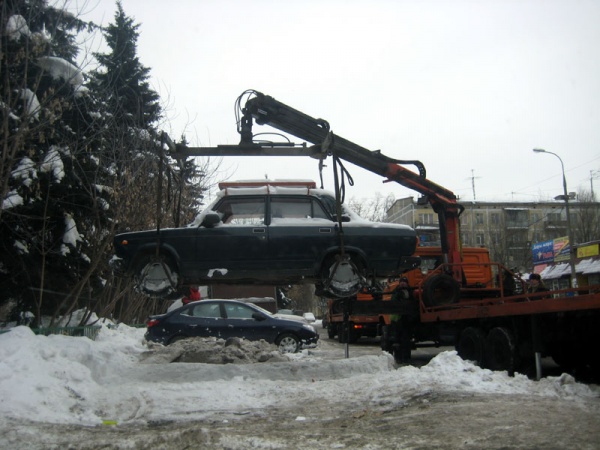 25 февраля 2011 года. Эвакуация автомобилей у института