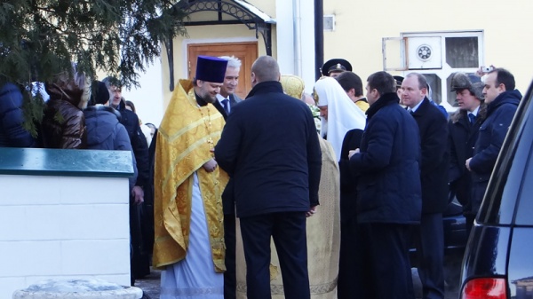 Патриарх Кирилл у входа в Успенский храм. 10 марта 2013 года.