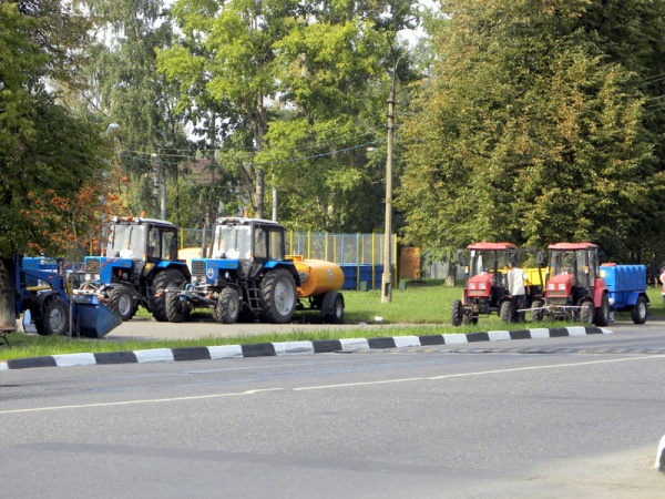 Выставка достижений тракторовного хозяйства у Дома Культуры