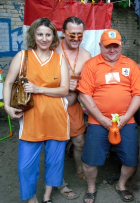 Довольные голландские апельсины перед матчем